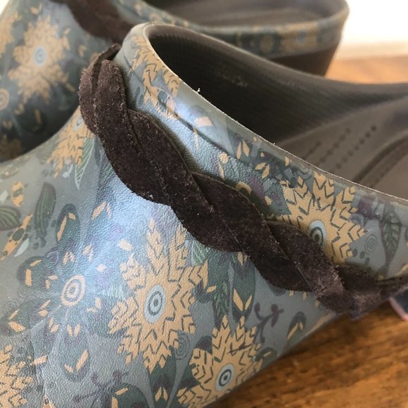 CROCS Size 11 Floral Print Clogs 203764 Dual Leather Braided Strap Dual Comfort - Picture 4 of 15